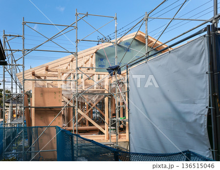 住宅イメージ　建築中の木造平屋住宅の骨組み 136515046