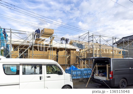 住宅イメージ　建築中の木造平屋住宅　屋根の野地板貼り 136515048