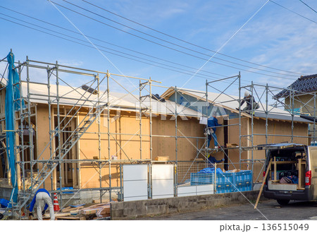 住宅イメージ 建築中の木造平屋住宅 ルーフィング貼り 住宅イメージ 建築中の木造平屋住宅 ルーフィング貼り 136515049