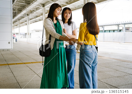 駅での友人との再会 ■撮影協力：関西国際空港（KIX） 136515145