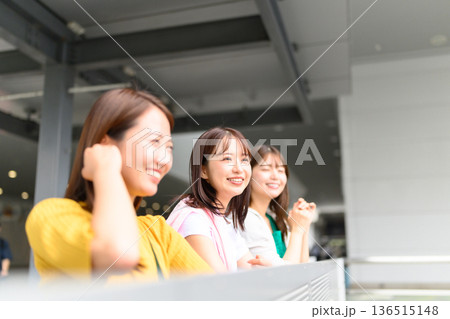 空港で楽しむ友人たち ■撮影協力：関西国際空港（KIX） 136515148