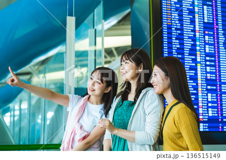 空港で情報確認する友人 ■撮影協力：関西国際空港（KIX） 136515149