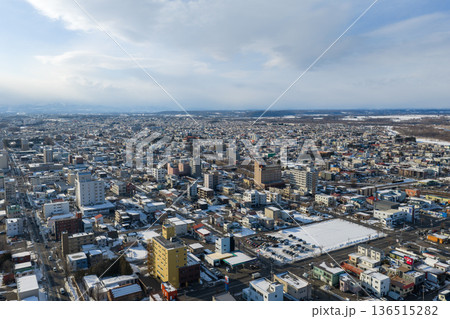 北海道帯広市の冬の市街地俯瞰風景 北海道帯広市の冬の市街地俯瞰風景 136515282