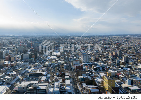 北海道帯広市の冬の市街地俯瞰風景 北海道帯広市の冬の市街地俯瞰風景 136515283