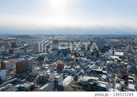 北海道帯広市の冬の市街地俯瞰風景 136515284