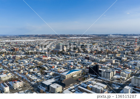 北海道帯広市の冬の市街地俯瞰風景 136515287