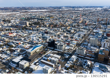 北海道帯広市の冬の市街地俯瞰風景 136515291