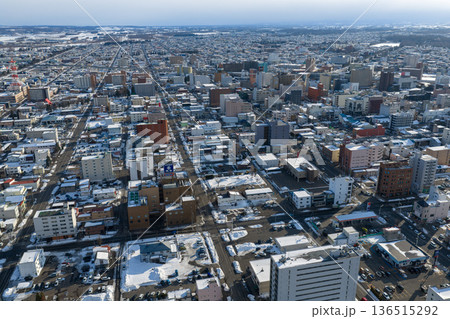 北海道帯広市の冬の市街地俯瞰風景 北海道帯広市の冬の市街地俯瞰風景 136515292