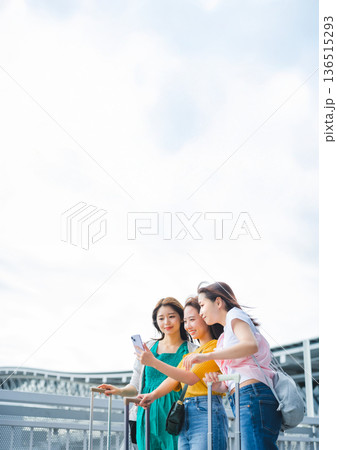 空港で自撮りする女性三人 ■撮影協力：関西国際空港（KIX） 136515293