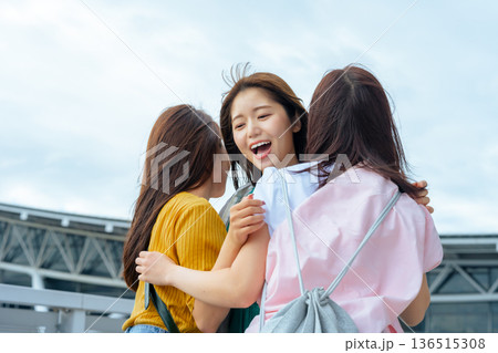 女性三人、抱擁する ■撮影協力:関西国際空港(KIX) 女性三人、抱擁する ■撮影協力:関西国際空港(KIX) 136515308
