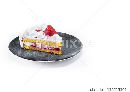 Slice of strawberry cake with fresh strawberries 136515361