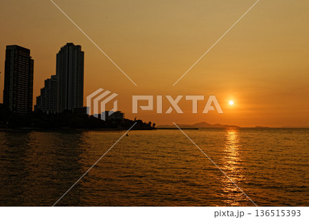 タイ　パタヤの夕日　サンクチュアリー・オブ・トゥルース近く 136515393