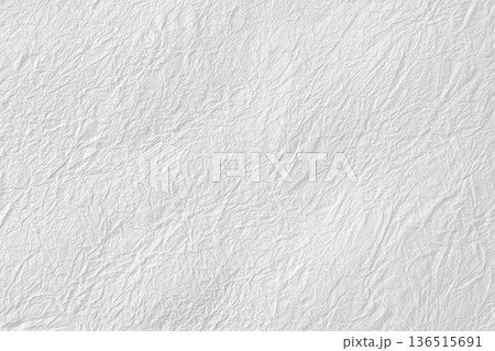 繊細なしわ加工の白い和紙テクスチャ背景素材 136515691