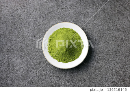 グレーの石目調背景と鮮やかな抹茶の粉末 グレーの石目調背景と鮮やかな抹茶の粉末 136516146