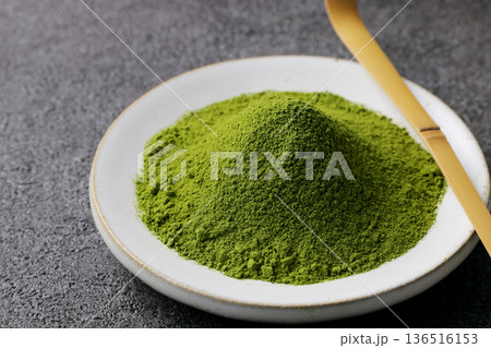 グレーの石目調背景と鮮やかな抹茶の粉末 グレーの石目調背景と鮮やかな抹茶の粉末 136516153