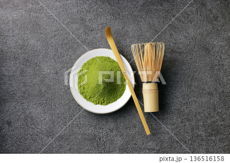 グレーの石目調背景と鮮やかな抹茶の粉末 136516158