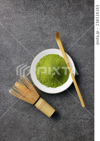 グレーの石目調背景と鮮やかな抹茶の粉末 グレーの石目調背景と鮮やかな抹茶の粉末 136516163