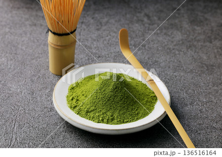 グレーの石目調背景と鮮やかな抹茶の粉末 グレーの石目調背景と鮮やかな抹茶の粉末 136516164