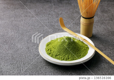 グレーの石目調背景と鮮やかな抹茶の粉末 136516166