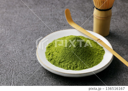 グレーの石目調背景と鮮やかな抹茶の粉末 グレーの石目調背景と鮮やかな抹茶の粉末 136516167