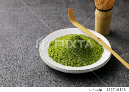 グレーの石目調背景と鮮やかな抹茶の粉末 グレーの石目調背景と鮮やかな抹茶の粉末 136516168