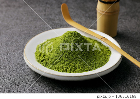 グレーの石目調背景と鮮やかな抹茶の粉末 グレーの石目調背景と鮮やかな抹茶の粉末 136516169