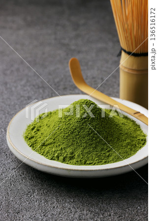グレーの石目調背景と鮮やかな抹茶の粉末 グレーの石目調背景と鮮やかな抹茶の粉末 136516172