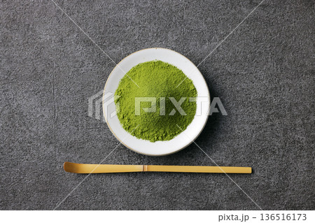 グレーの石目調背景と鮮やかな抹茶の粉末 グレーの石目調背景と鮮やかな抹茶の粉末 136516173