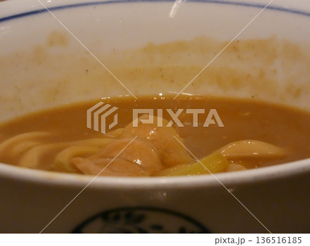 濃厚なスープが絡むカレーうどんのアップ 濃厚なスープが絡むカレーうどんのアップ 136516185