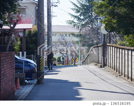 冬の住宅街で歩く一人の中年男性の姿 冬の住宅街で歩く一人の中年男性の姿 136516195