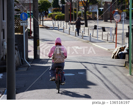 冬の住宅街で自転車を乗る中年女性主婦のの姿 冬の住宅街で自転車を乗る中年女性主婦のの姿 136516197