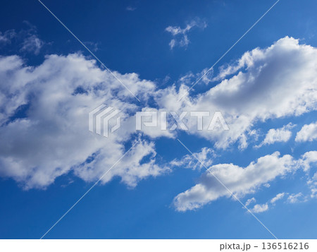 綺麗な青空と白い雲の風景 綺麗な青空と白い雲の風景 136516216
