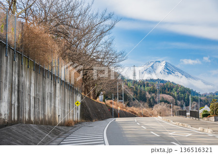 山梨県南都留郡より富士山を望む 136516321