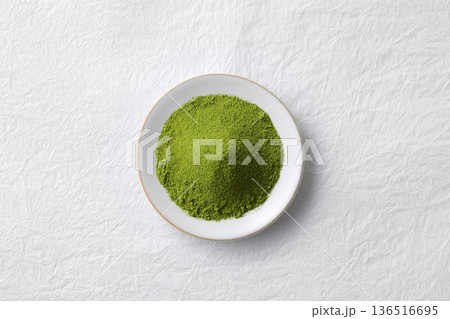 白い和紙背景と鮮やかな緑の抹茶の粉末 白い和紙背景と鮮やかな緑の抹茶の粉末 136516695