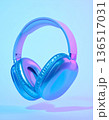 ネオンカラーに輝くワイヤレスヘッドホンのミニマルビジュアル 136517031