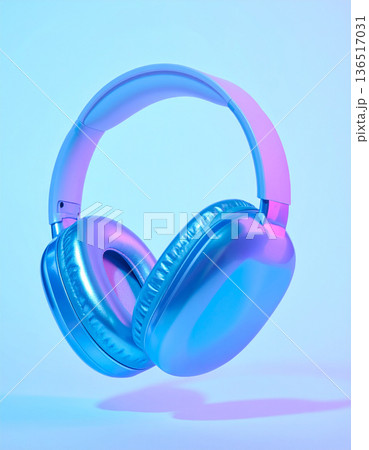 ネオンカラーに輝くワイヤレスヘッドホンのミニマルビジュアル 136517031