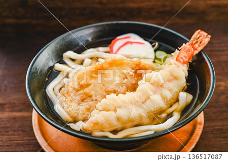 海老とれんこん天うどん 136517087