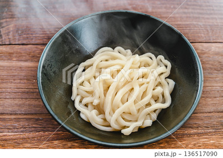 茹で上がったばかりのうどん麺 茹で上がったばかりのうどん麺 136517090