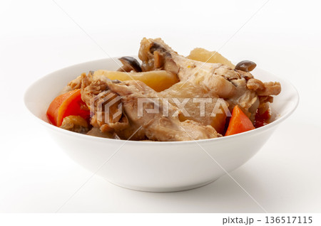 鶏手羽元と大根の煮物 人参としめじ入り 和風家庭料理 136517115