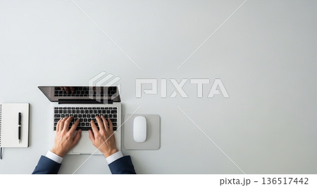 オフィスで作業する男性ビジネスマン オフィスで作業する男性ビジネスマン 136517442