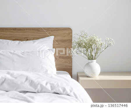 白い寝具と木製ヘッドボードのミニマルなベッドルームインテリア 136517446