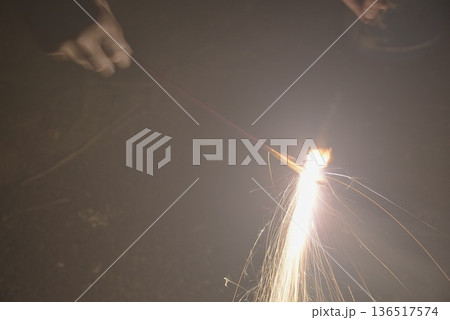 手持ち花火 136517574