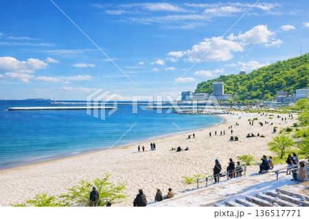 若葉と新緑のビーチ 熱海 若葉と新緑のビーチ 熱海 136517771