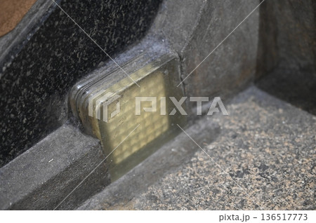 在来線名古屋駅の階段に残る蓄光タイル 136517773