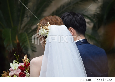 新郎新婦の後ろ姿 136517982