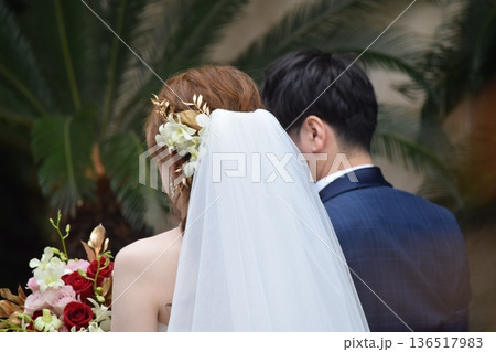 新郎新婦の後ろ姿 136517983