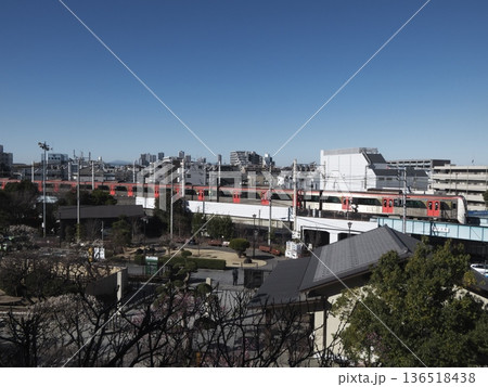 池上梅園から望む都営浅草線5500形と冬の街並み 池上梅園から望む都営浅草線5500形と冬の街並み 136518438