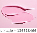 ピンクのグロッシーなテクスチャ背景 136518466