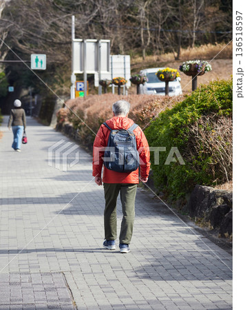 冬の名古屋の街の歩道で歩くシニア男性の姿	 136518597