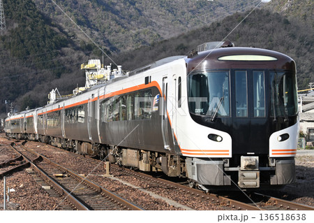 冬の高山本線 坂祝駅に入るHC85系特急ひだ　 136518638